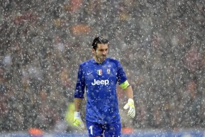 kaiyun中国官方网站-球队是否通过中场站位压制对手后场出球节奏，足球中场如何防守